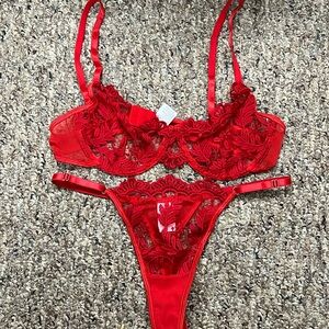 Laced red set